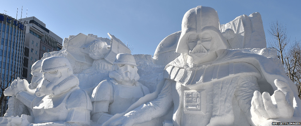 snow-sculpture-bonhomme-de-neige-snowman-AATnt7