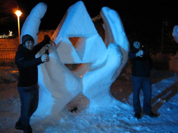 triforce-zelda-snow-sculpture