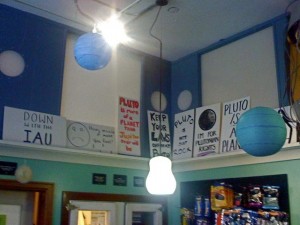 greenwood-space-travel-store-defendiendo-a-pluton